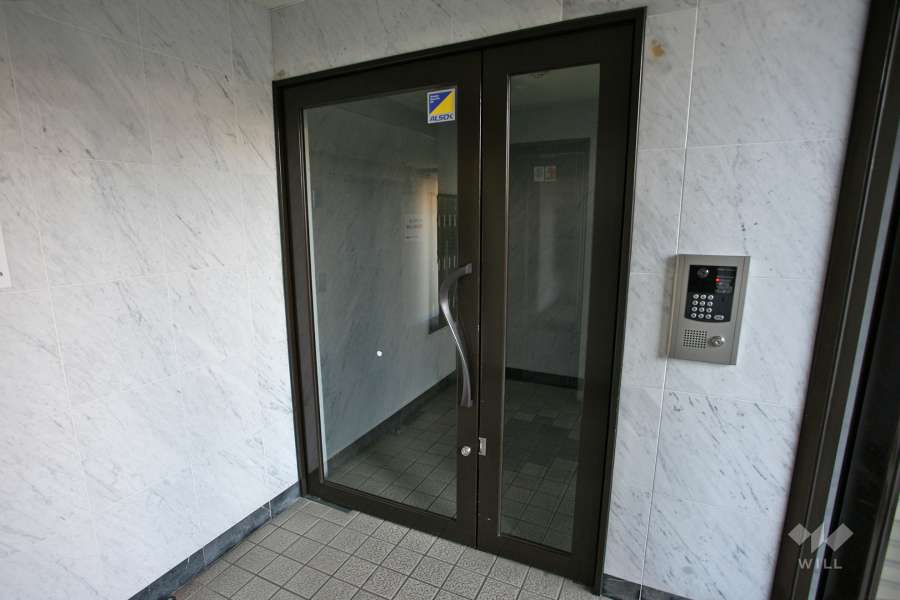 エントランスはオートロック付きです。