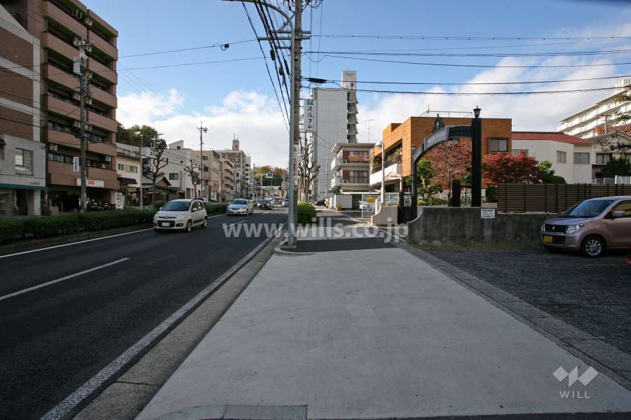 敷地南側の前面道路（東側から）