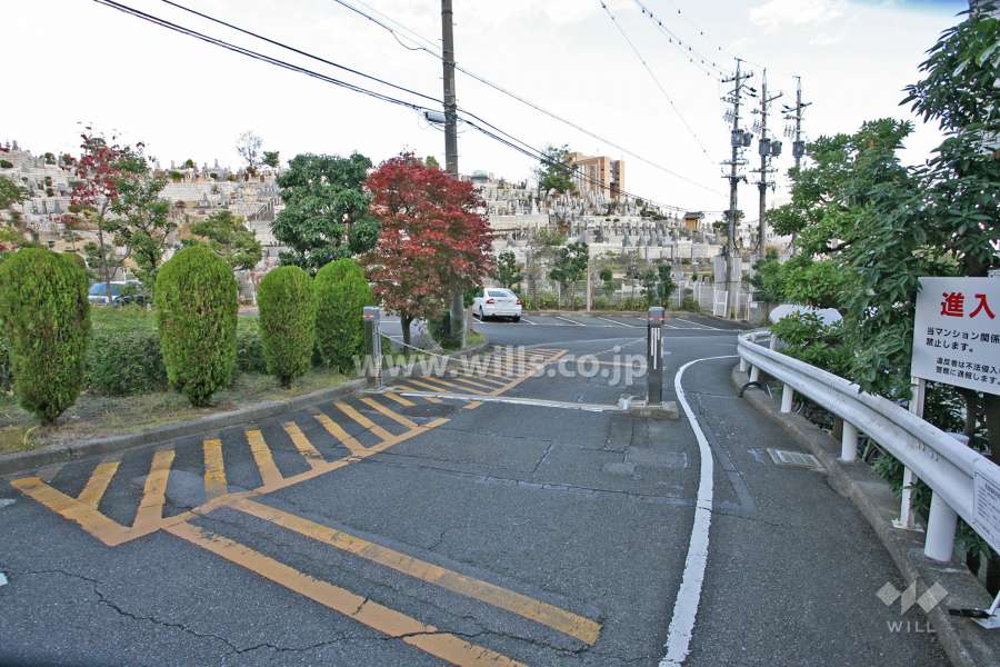 駐車場出入り口(ロボットゲート付き）