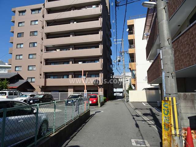 敷地東側の前面道路（南側から）