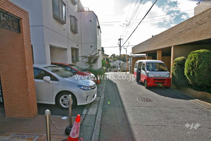 敷地西側の前面道路(八事60号線)