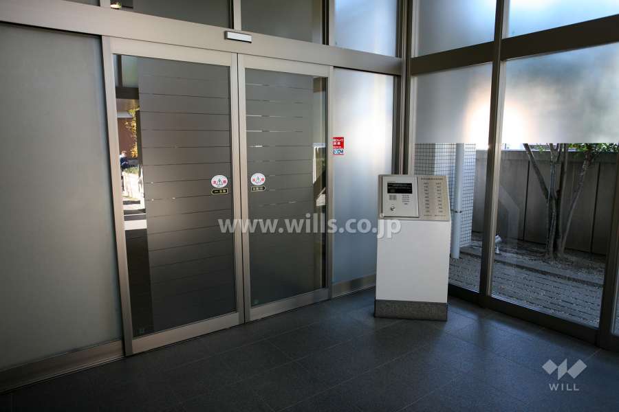 エントランスはオートロック付きです。