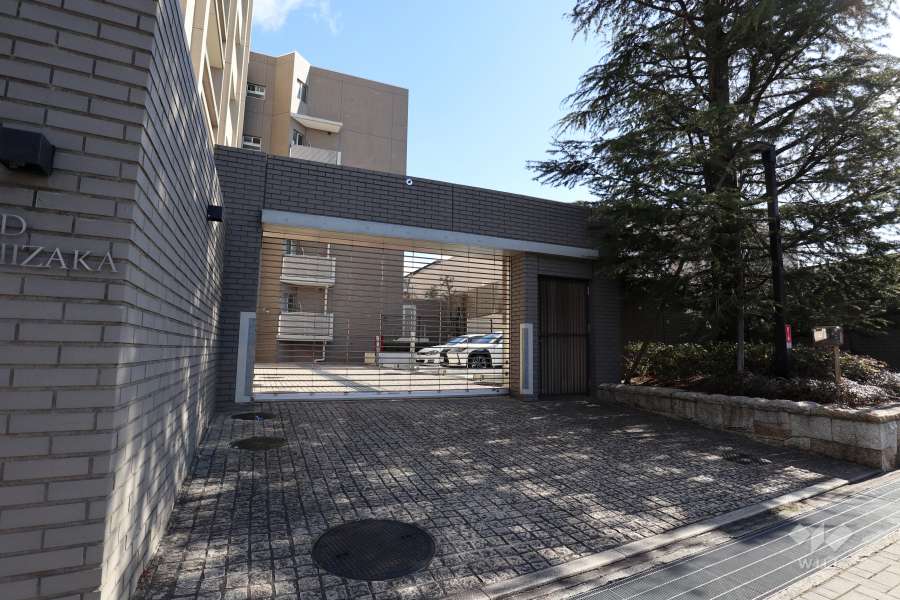 駐車場の出入り口（リングシャッター付き）・敷地内駐車場（屋外機械式）