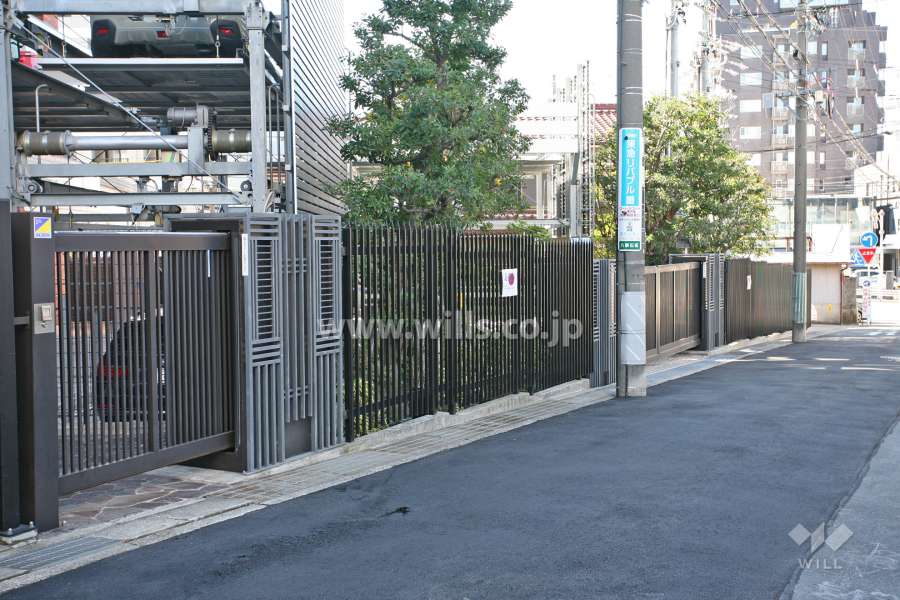 駐車場出入り口(ロボットゲート付き）