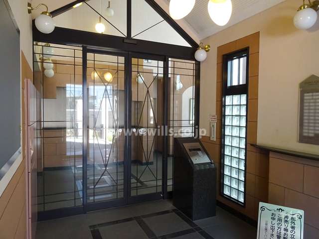 エントランスはオートロック付きです。