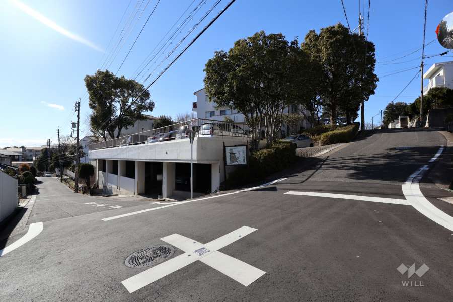 敷地東南側の前面道路（北東側から）