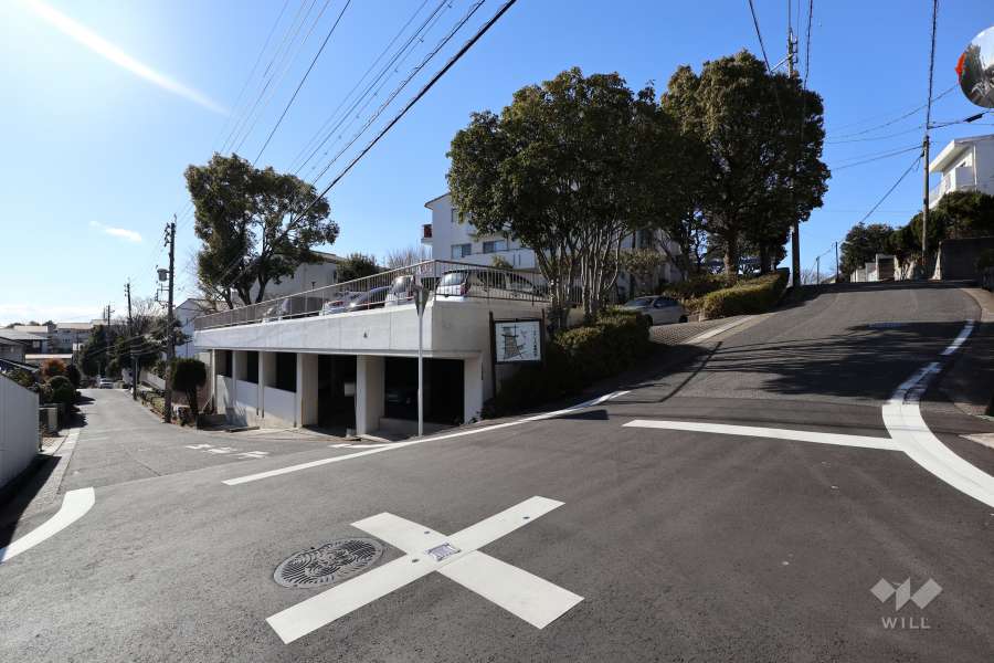 敷地東南側の前面道路（北東側から）