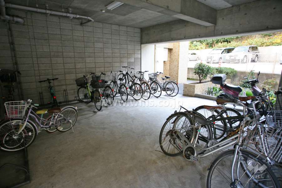 屋内に設けられた駐輪場