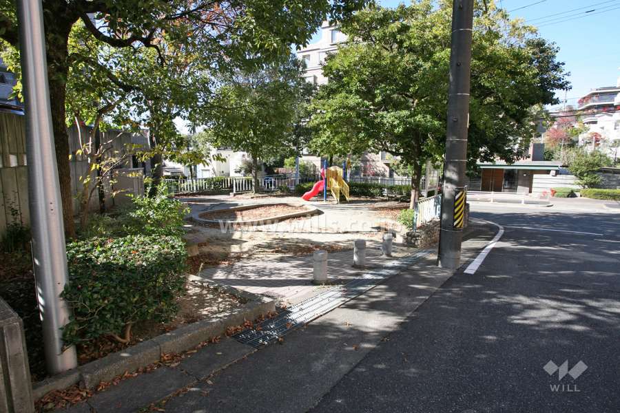 敷地に隣接する八事表山公園