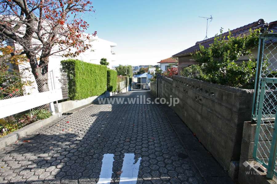 敷地南側の前面道路（東側から）