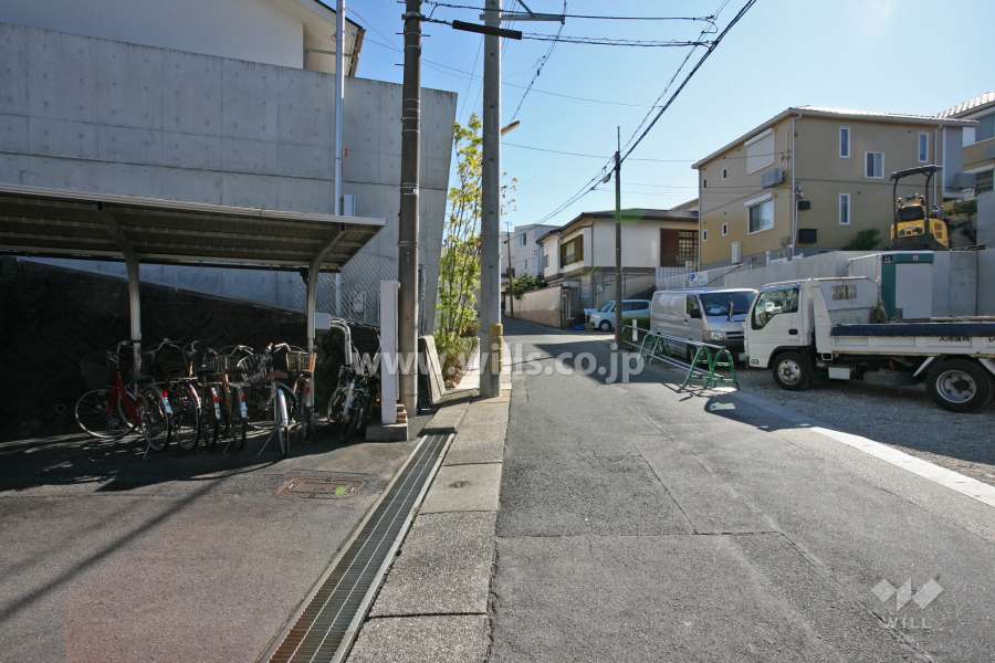 敷地南西側の前面道路(北西側から)