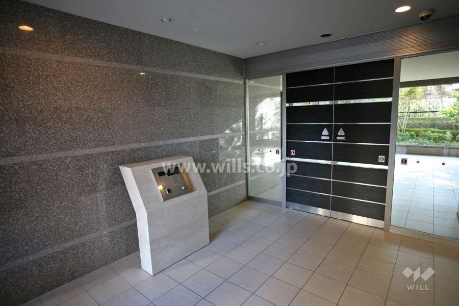 エントランスはオートロック付きです。