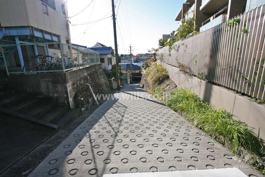 敷地南側の前面道路