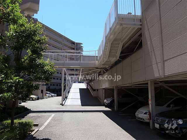 敷地北部分にある駐車場棟