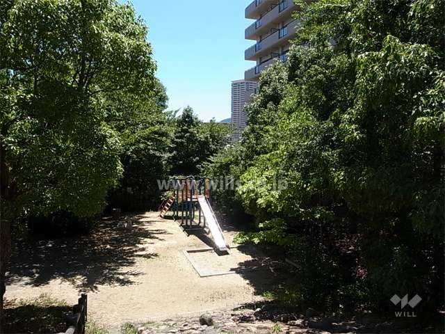 敷地に隣接して緑豊かな「旭町1丁目公園」があります。