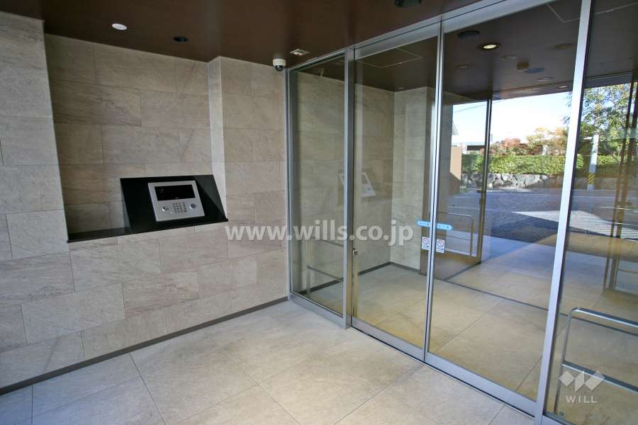 エントランスはオートロック付きです。