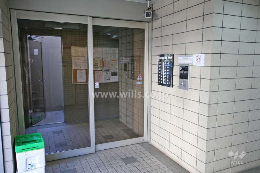 エントランスはオートロック付きです。