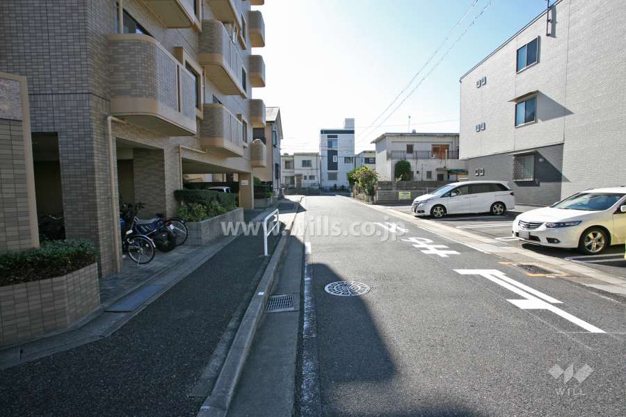 敷地西側の前面道路