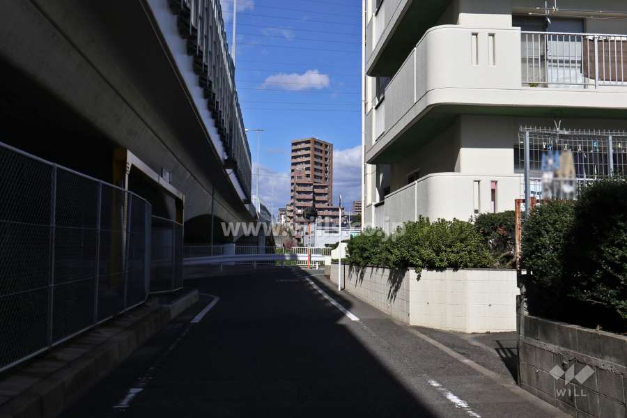 敷地西側は高速道路に面しています。
