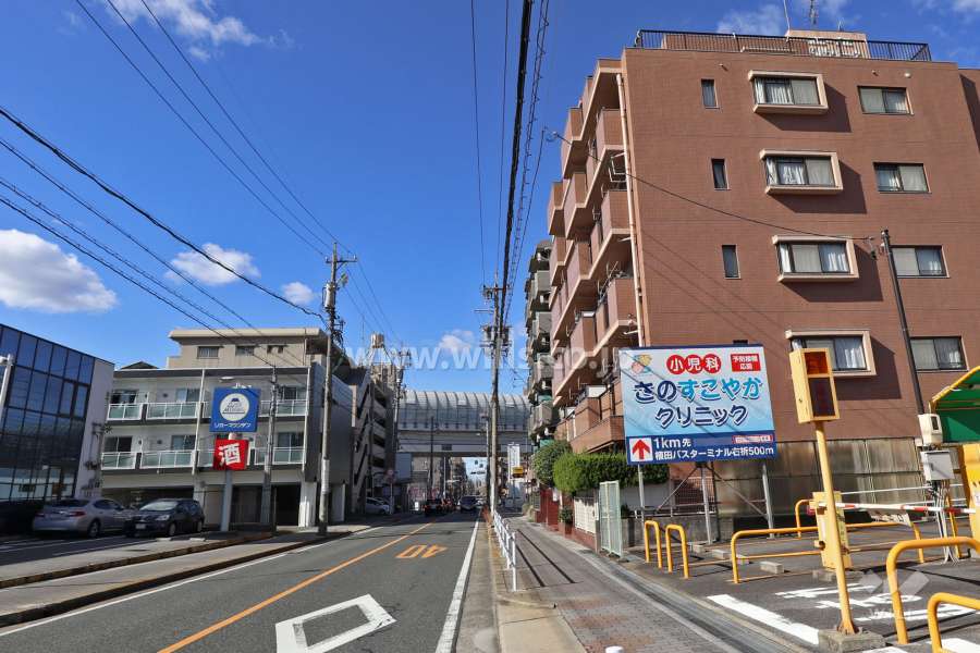 敷地南西側の前面道路（南東側から)