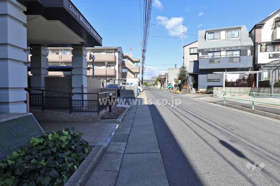 敷地東側の前面道路（南側から）