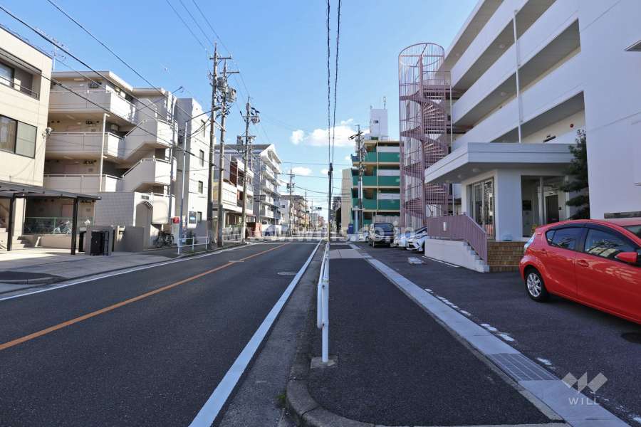 敷地北東側の前面道路（北西側から)