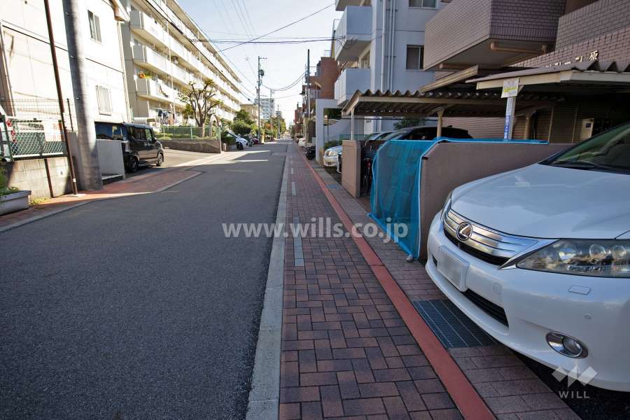 敷地北東側の前面道路（北西側から)