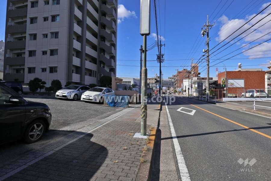 敷地北東側の前面道路（南東側から)