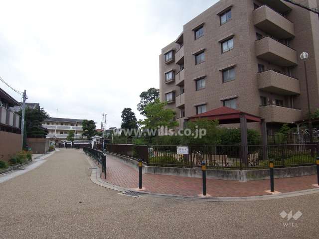 隣に遊園広場があります。