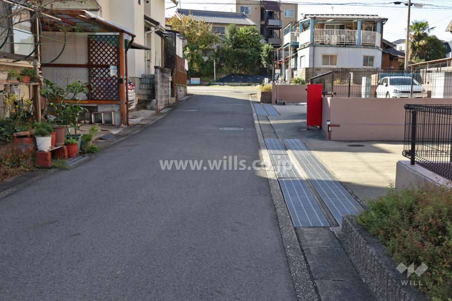 敷地南東側の前面道路（北東側から）
