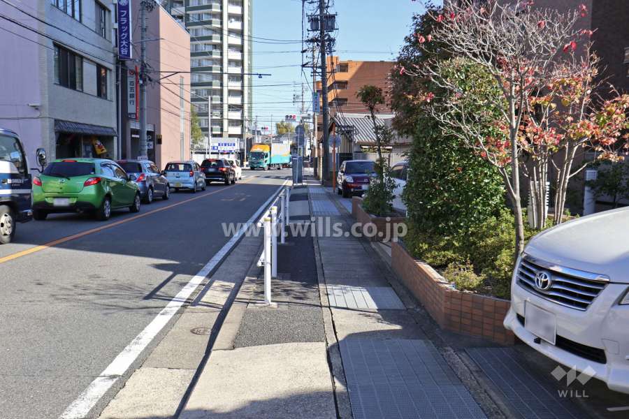 敷地北西側の前面道路（南西側から）