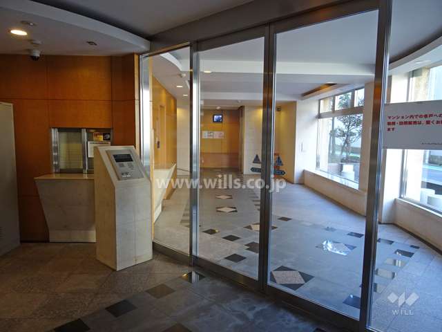 エントランスはオートロック付きです。