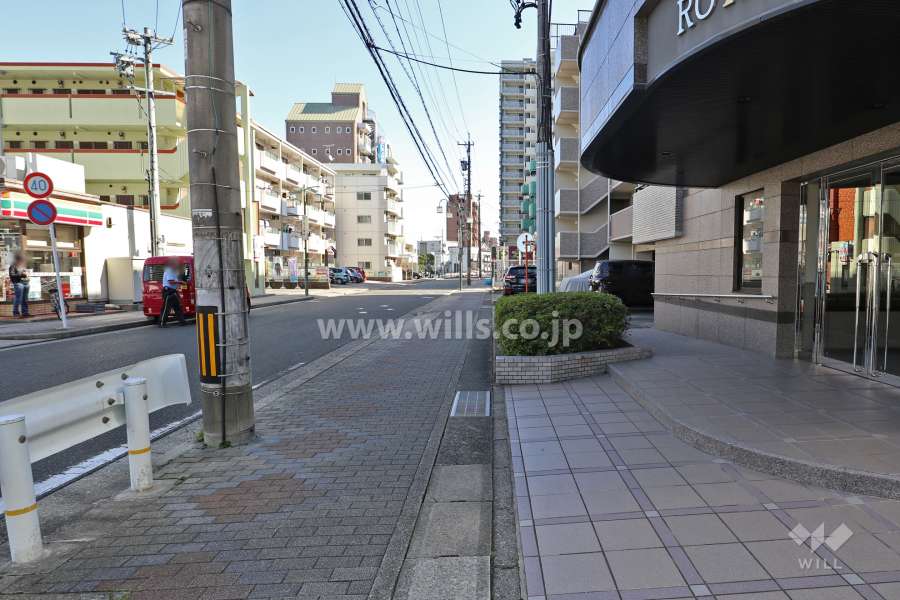 敷地北側の前面道路（西側から）