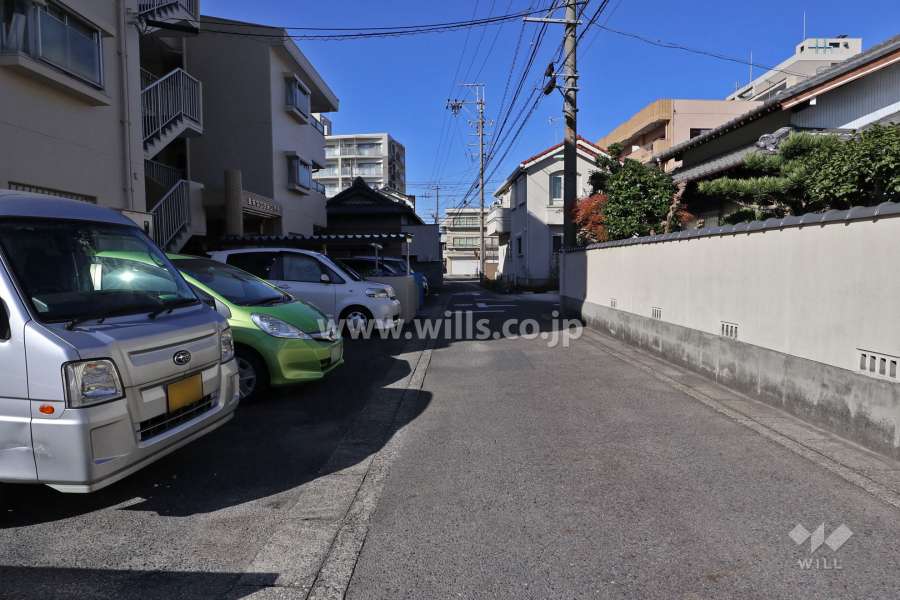 敷地北側の前面道路（東側から）