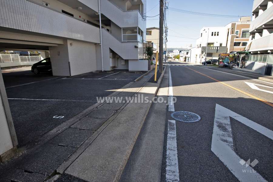 敷地北東側の前面道路（南東側から）
