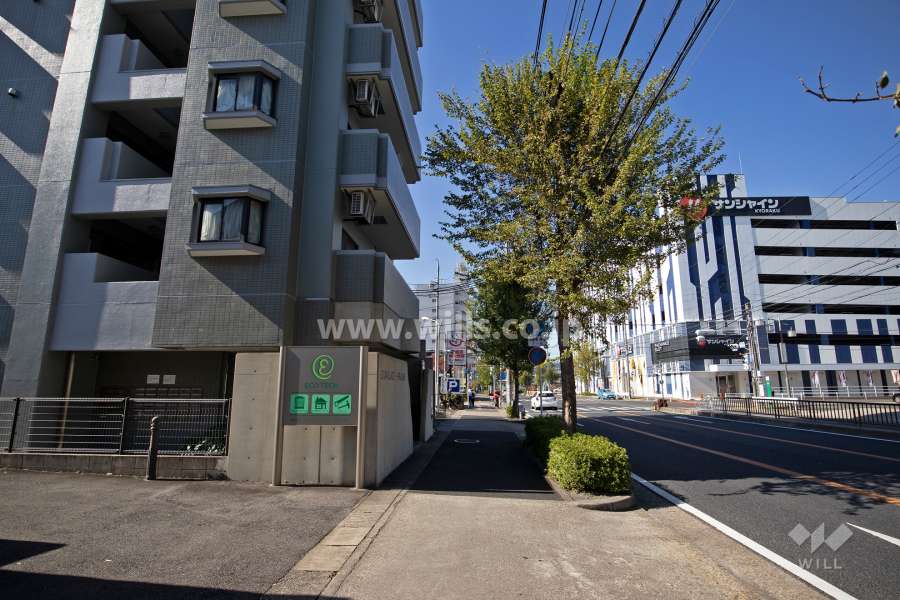敷地北東側の前面道路（南東側から)