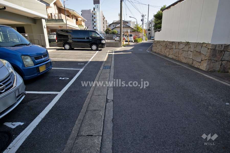 敷地南西側の前面道路（北西側から)