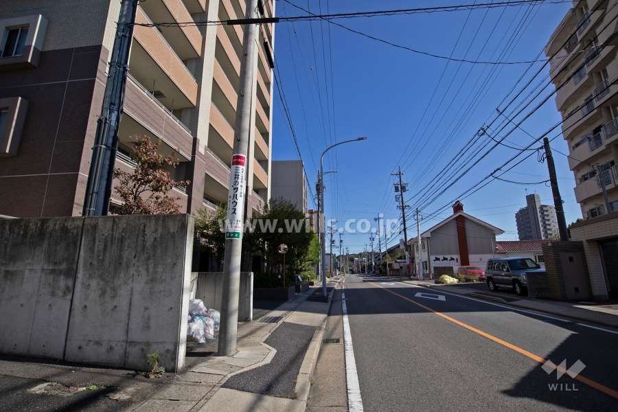 敷地南西側の前面道路（北西側から)