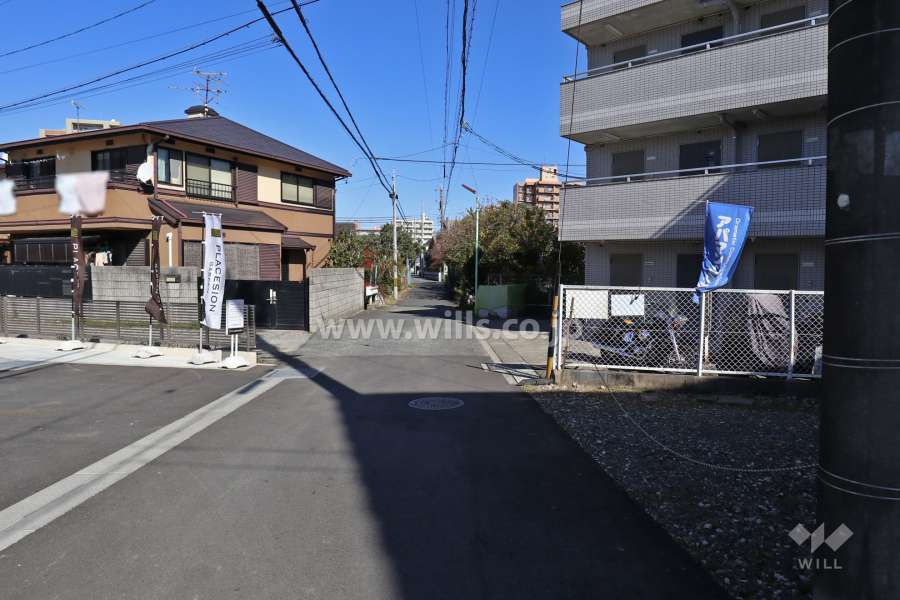 敷地北西側の前面道路（南西側から)