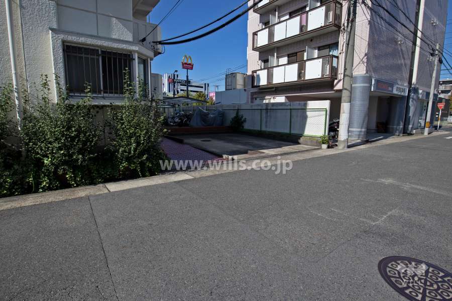 敷地東側の前面道路(南東側から)