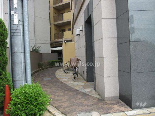 駐輪場へ続く通路