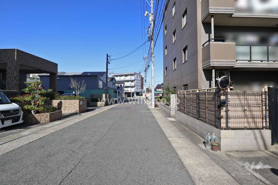 敷地西側の前面道路（南側から）