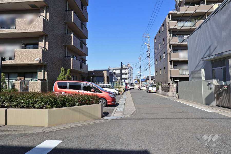 敷地東側の前面道路（南側から）