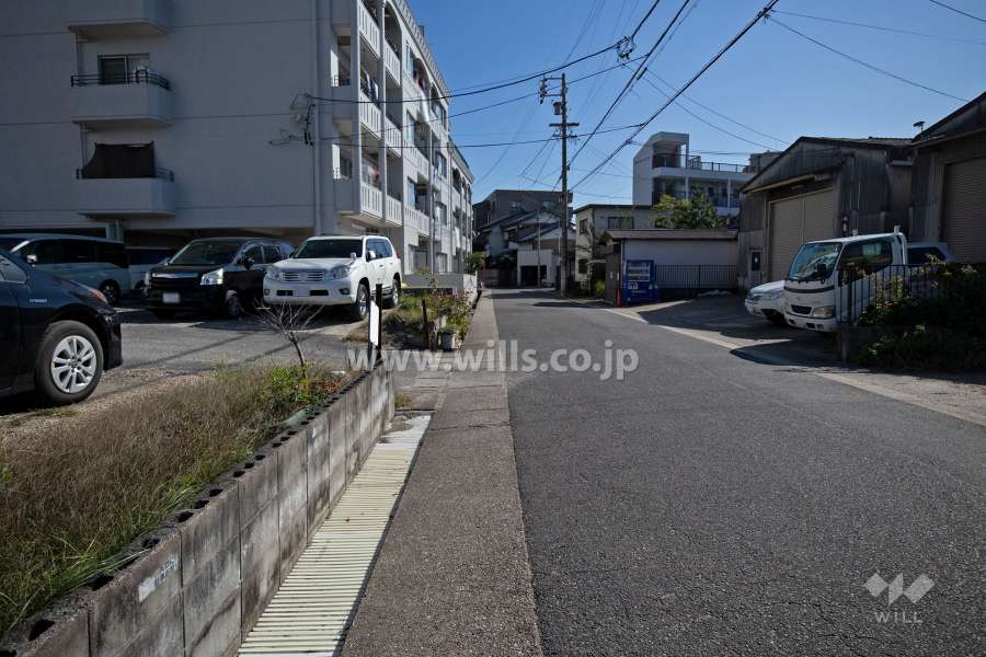 敷地南西側の前面道路（北西側から)