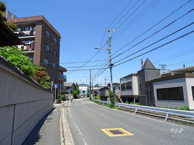 敷地の東側と南側の2面が接道し、東側前面道路を挟んで、阪急千里線が走っています。