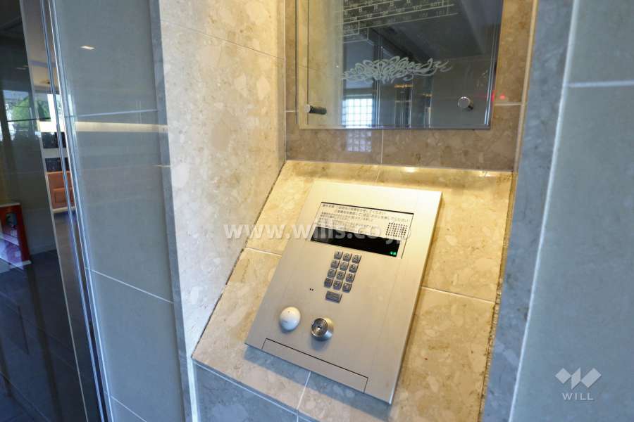 エントランスはオートロック付きです。