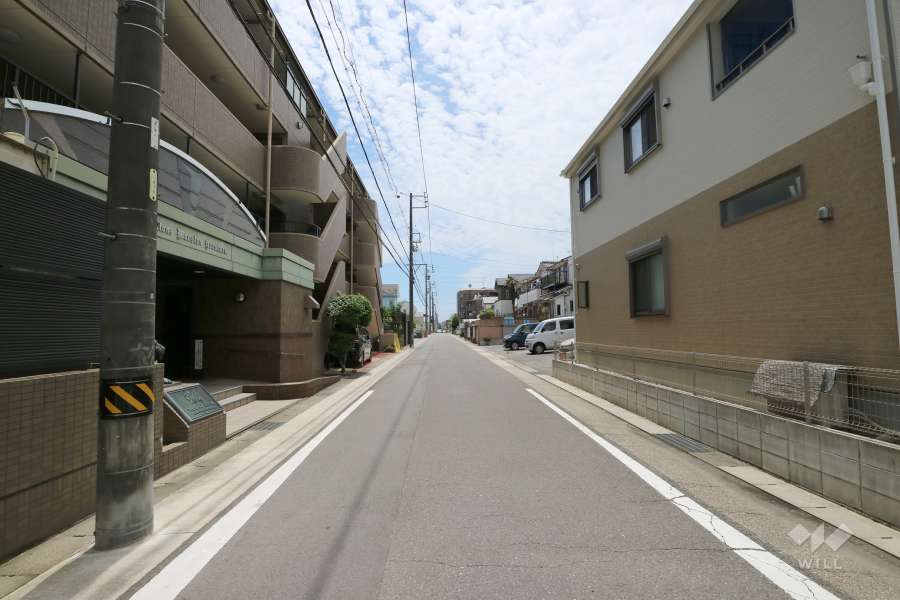 敷地北側の前面道路（東側から）