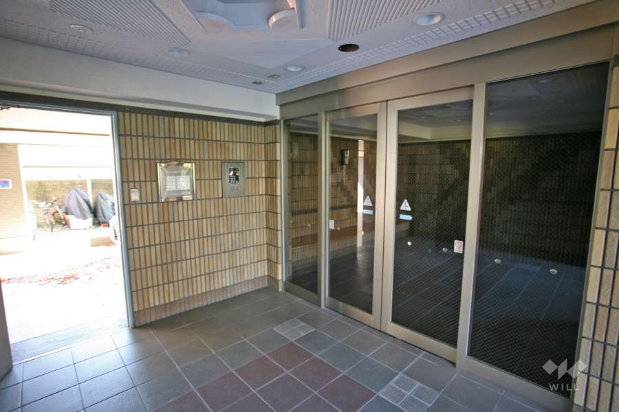 エントランスはオートロック付きです。