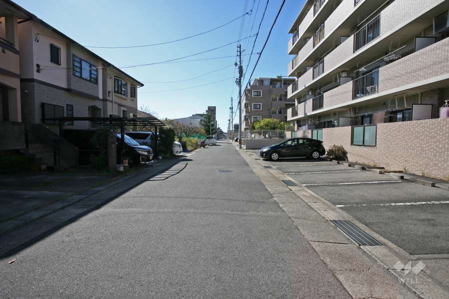 敷地南東側の前面道路（北東側から）
