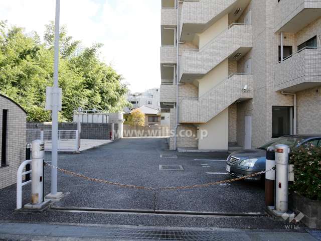 駐車場の出入り口（ロボットゲート付き）